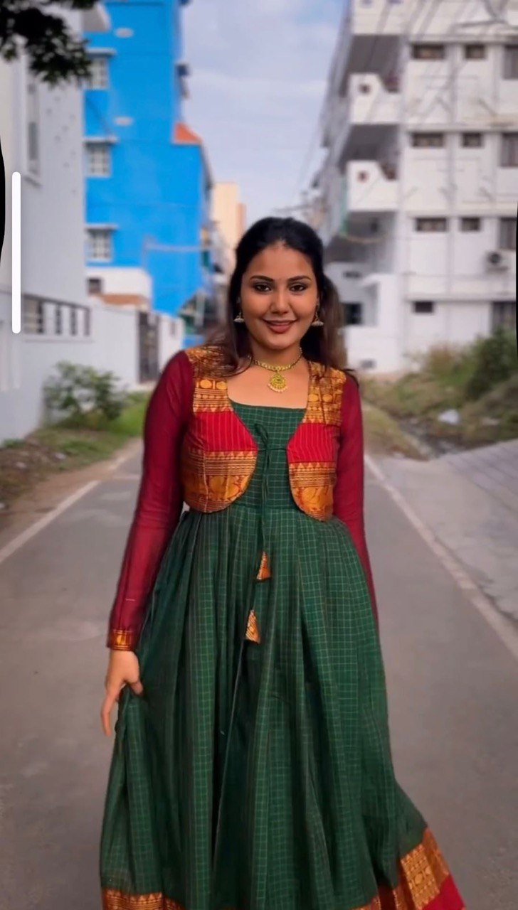 "Elegant Jacquard Silk Suit with Canvas Pata & Koti"