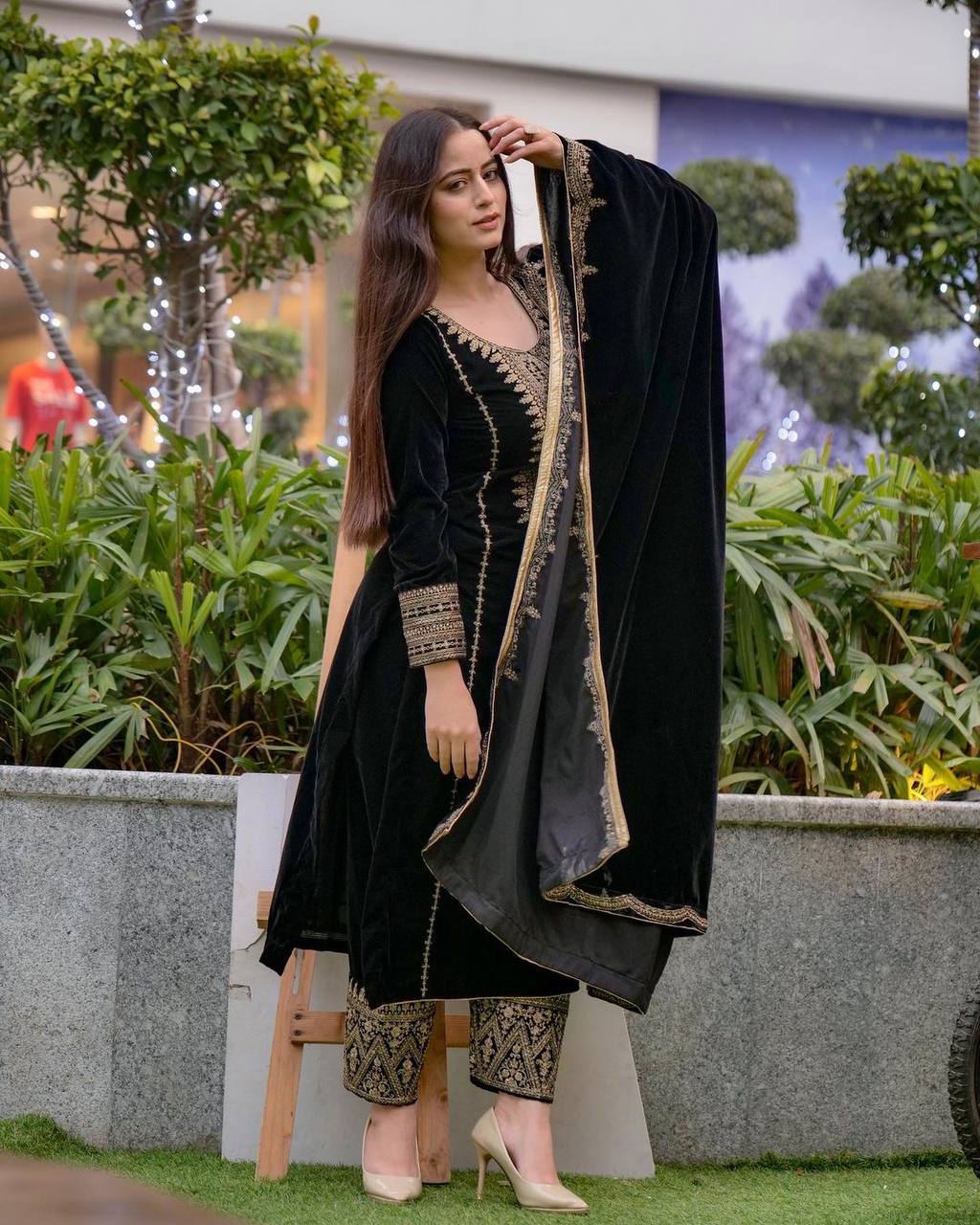 Luxurious Embroidered Viscose Velvet Set with Sequins and Lace Border
