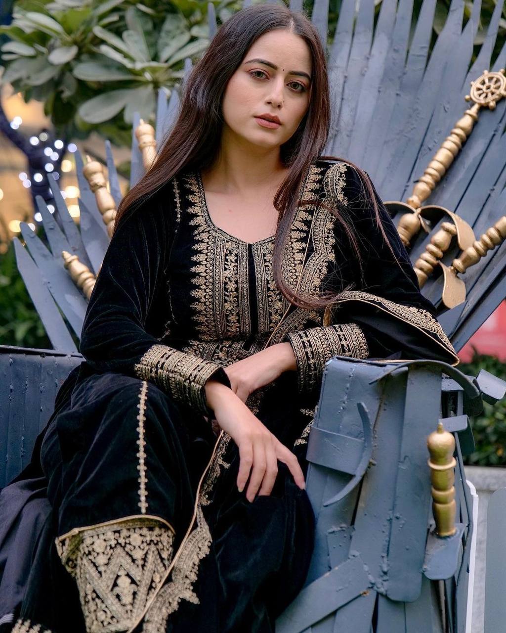 Luxurious Embroidered Viscose Velvet Set with Sequins and Lace Border