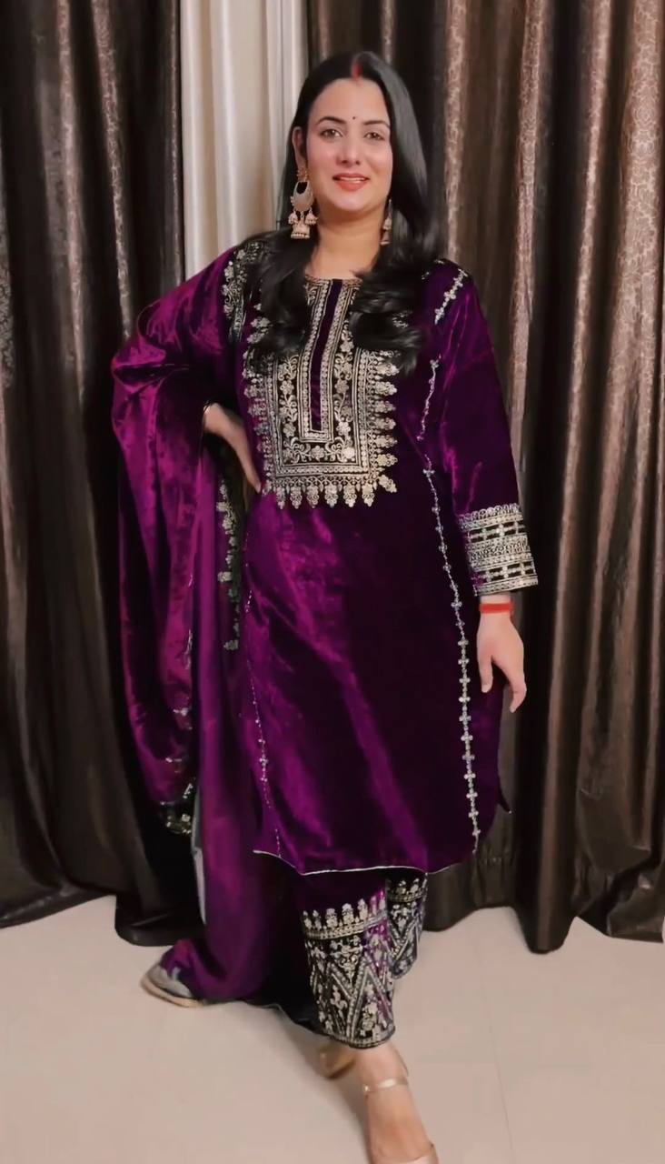 Luxurious Embroidered Viscose Velvet Set with Sequins and Lace Border