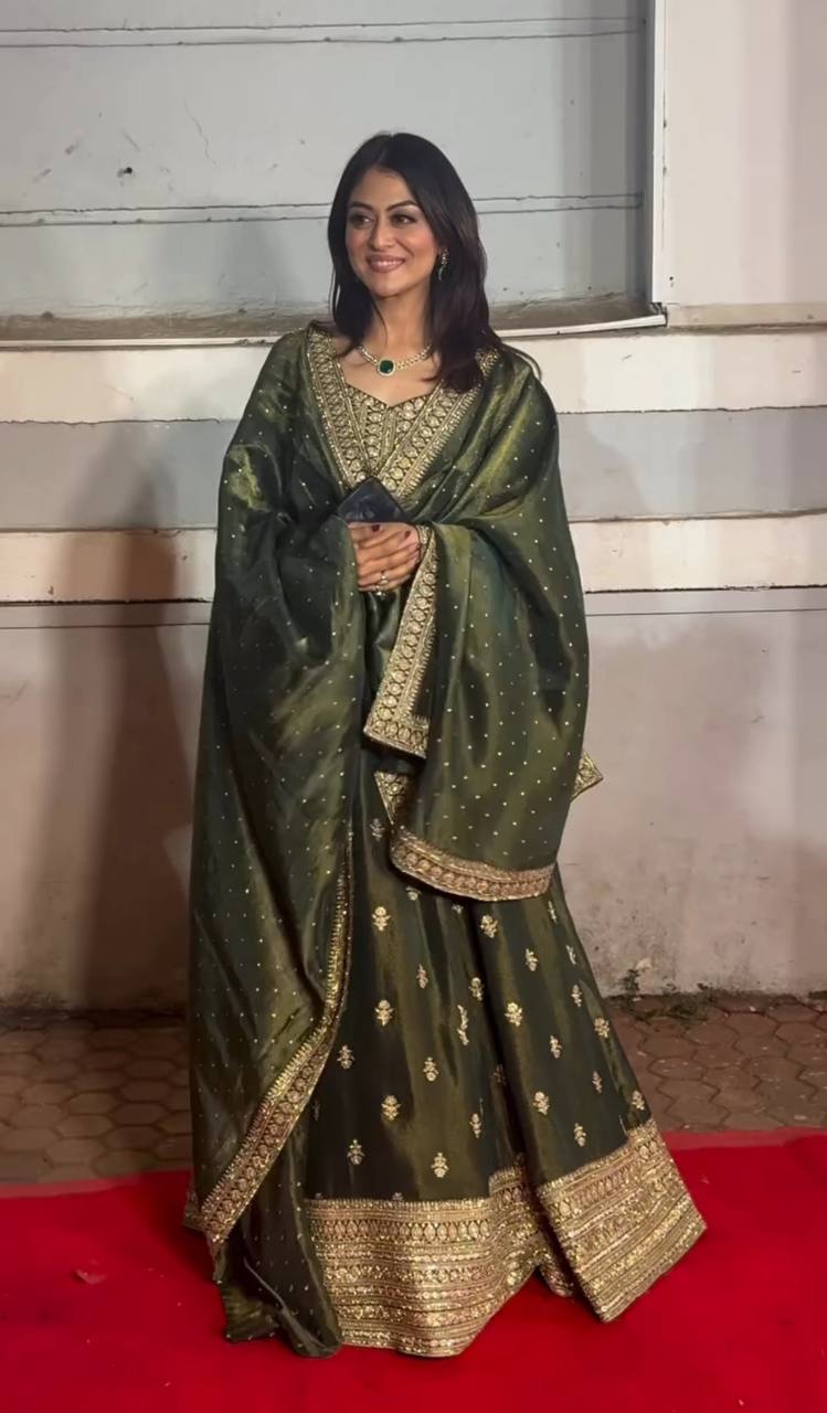 Elegant Gwon Set with Heavy Embroidery & Pure Cinon Silk
